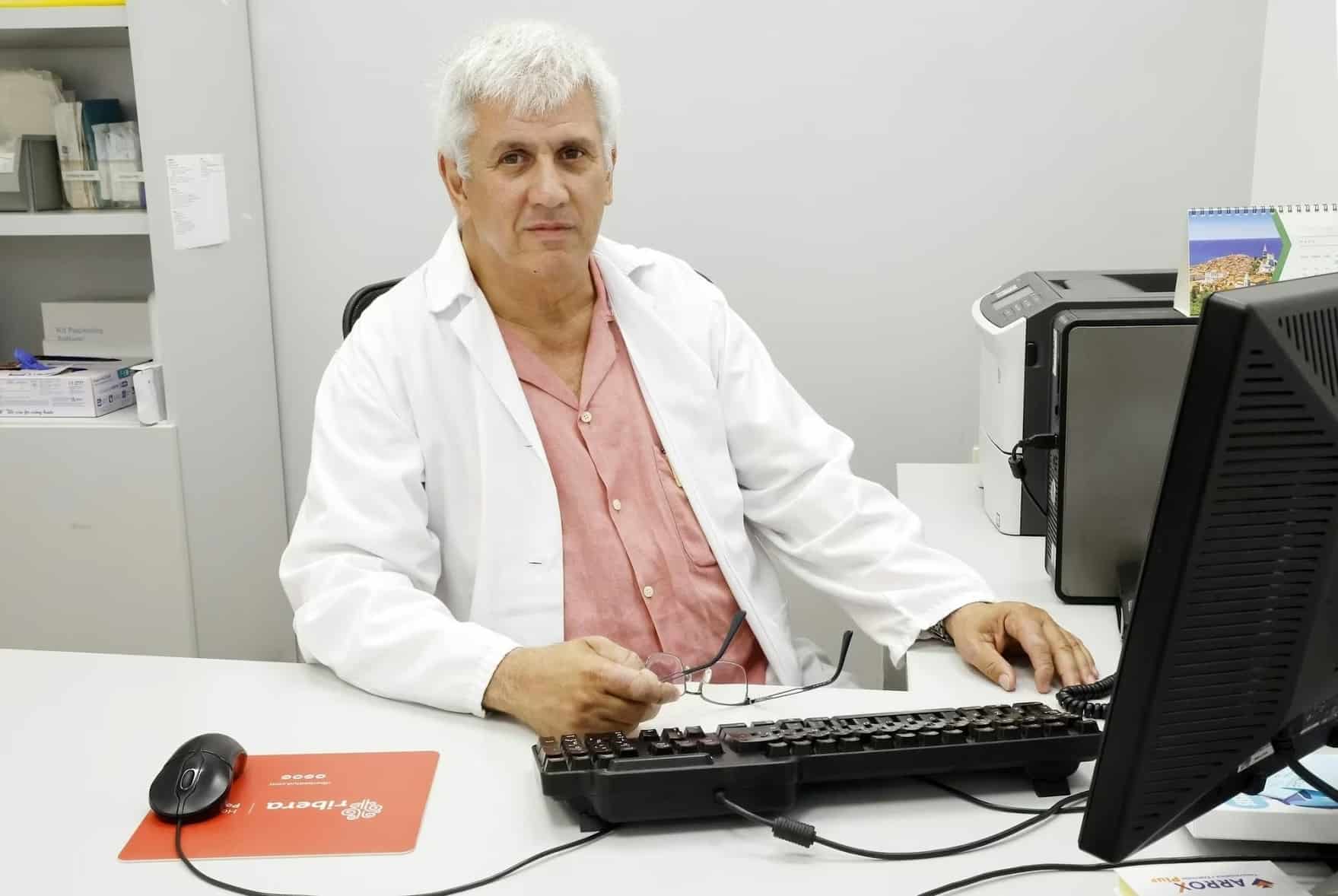 El médico neurólogo José Ramón Lorenzo, vicepresidente de la Sociedad Gallega de Neurología, en uno de los despachos del hospital Povisa