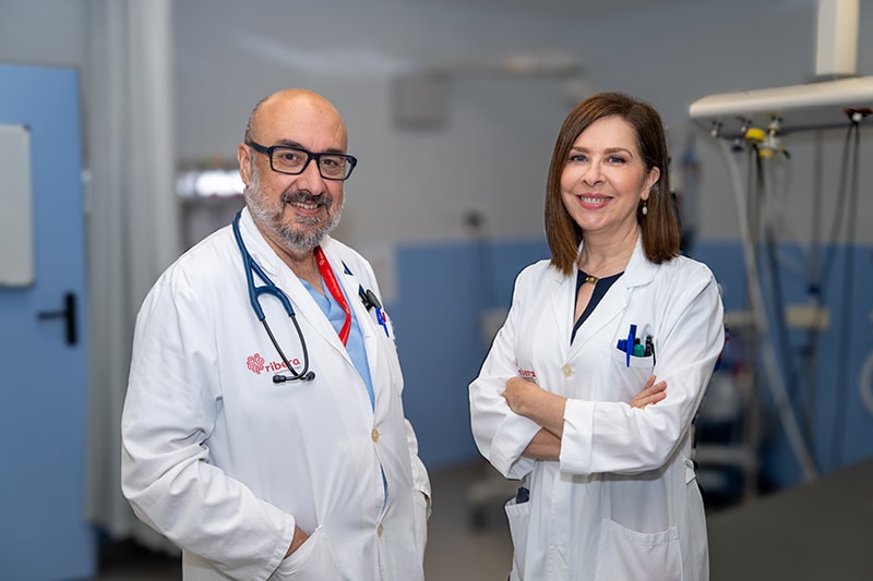 La doctora Margarita Arnáiz, responsable del servicio de cirugía plástica y reparadora del hospital Ribera Povisa, y el doctor Juan Carlos Fuego, jefe del servicio de Urgencias, explican a La Voz de Galicia cómo se actúa cuando se recibe a un paciente de estas características.
