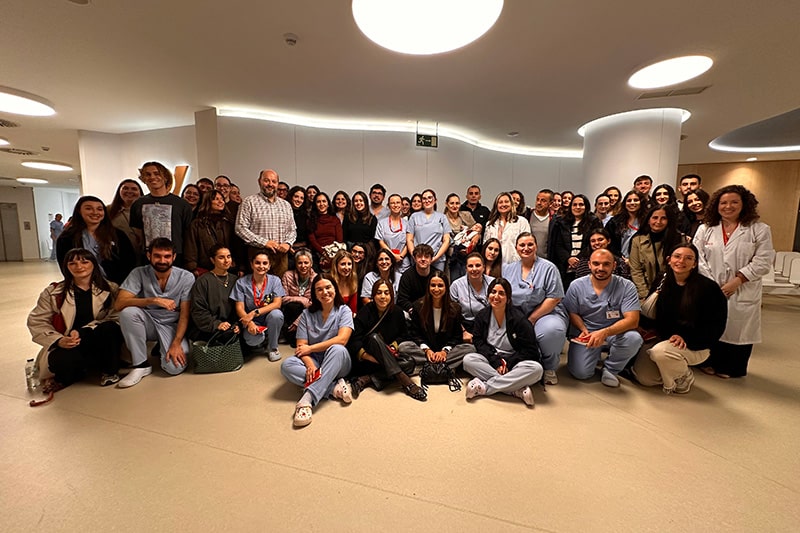 Imagen de los 32 profesionales de enfermería y 22 técnicos tras el acto en el que se les comunicó el cambio de contrato.