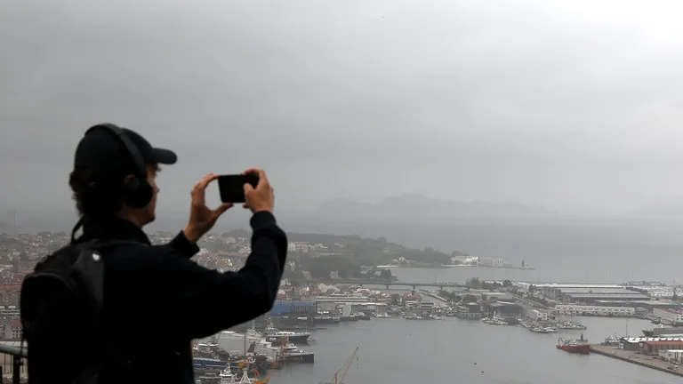 El polvo sahariano creó ayer en Vigo una calima que difuminaba el horizonte.